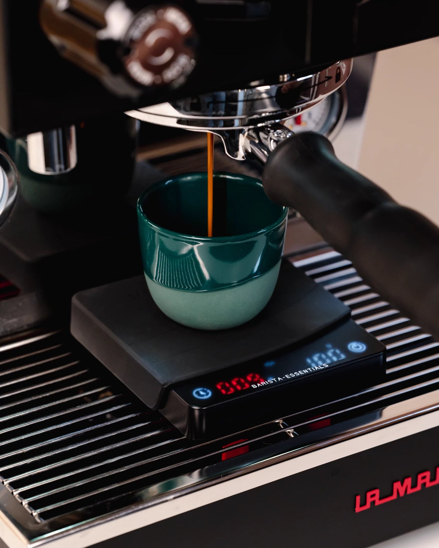 Mini-Kaffeewaage auf La Marzocco mit Espressotasse unter Naked Portafilter Barista Essentials