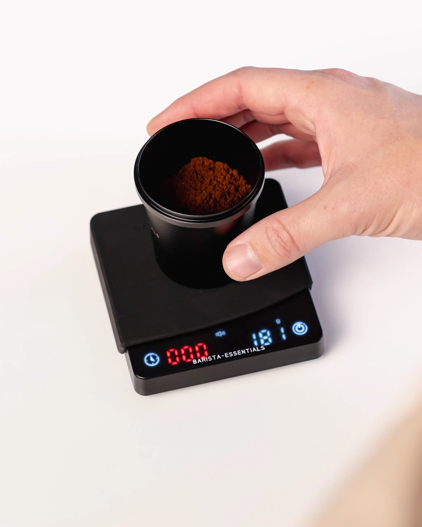 Mini-Kaffeewaage von Barista-Essentials mit Messbecher auf der Waage