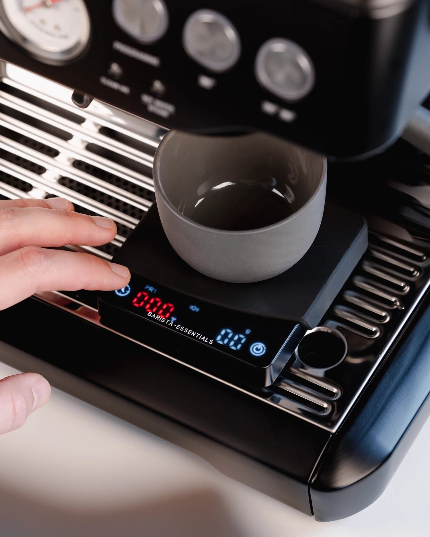 Mini-Kaffeewaage von Barista-Essentials auf Sage Barista Express mit Cappuccino-Tassen