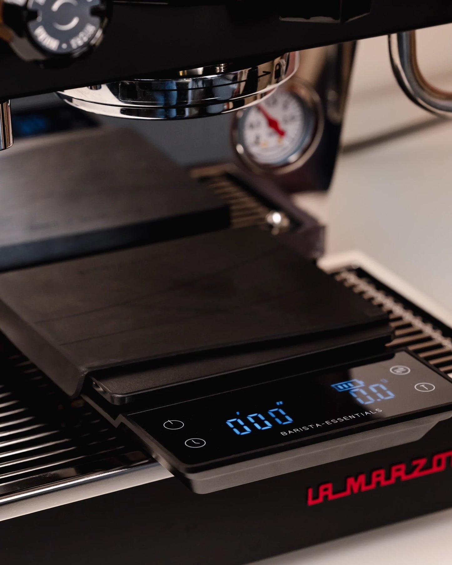 Kaffeewaage mit Timer und La Marzocco