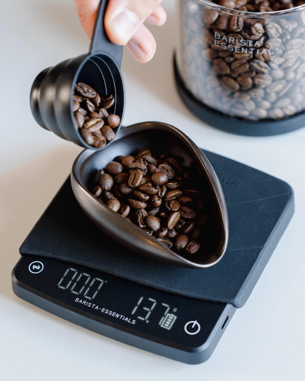 Kaffeedosierfach zum Abwiegen Ihrer Kaffeebohnen, mit Kaffeewaage und Vakuum-Vorratsbehälter