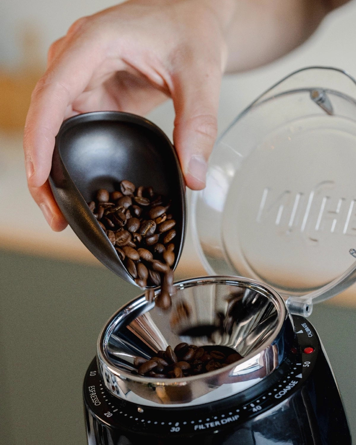 Kaffeedosierer zum Einfüllen von Kaffeebohnen in die Niche-Kaffeemühle
