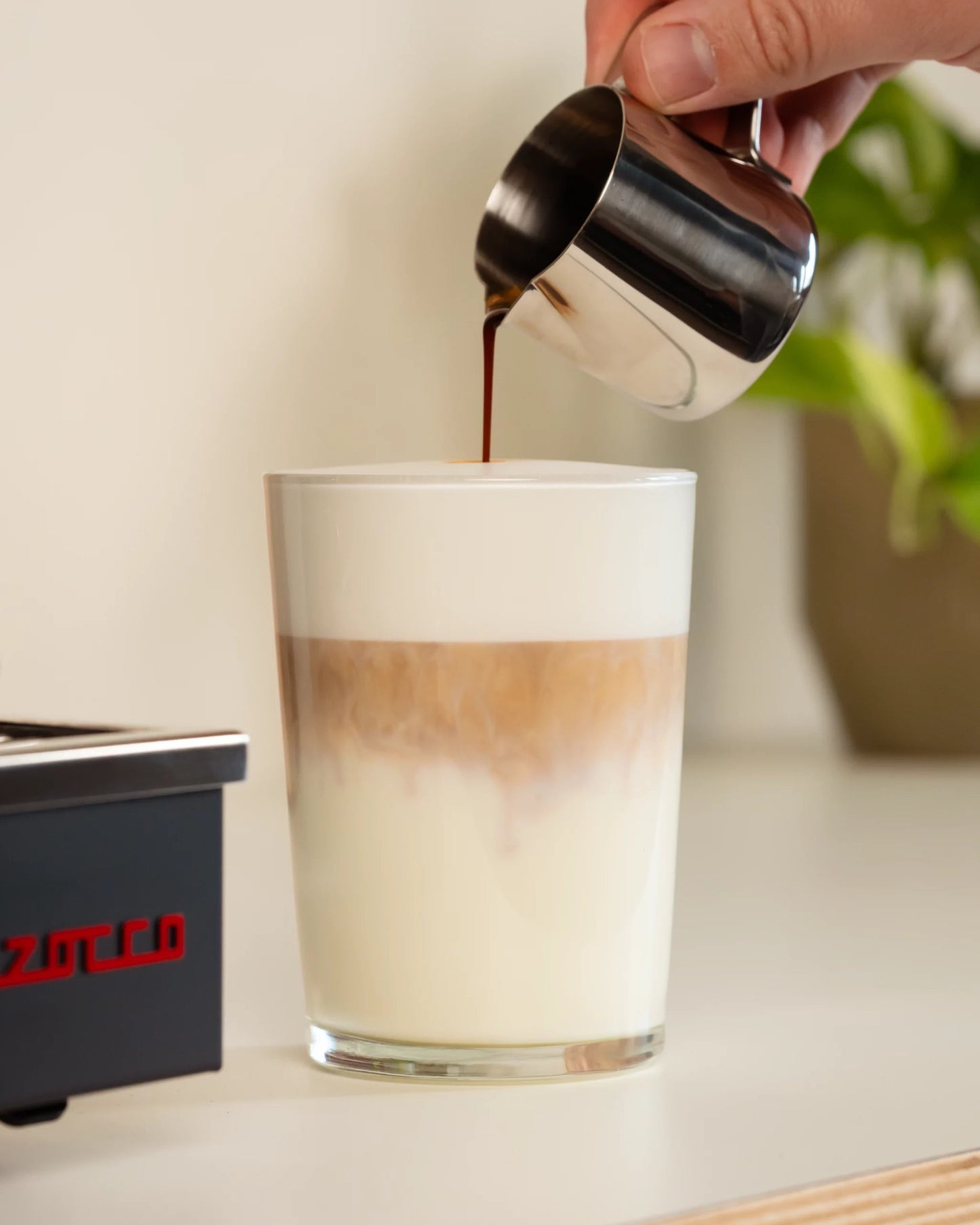 Espresso-Kännchen für die Zubereitung eines Latte Macchiato