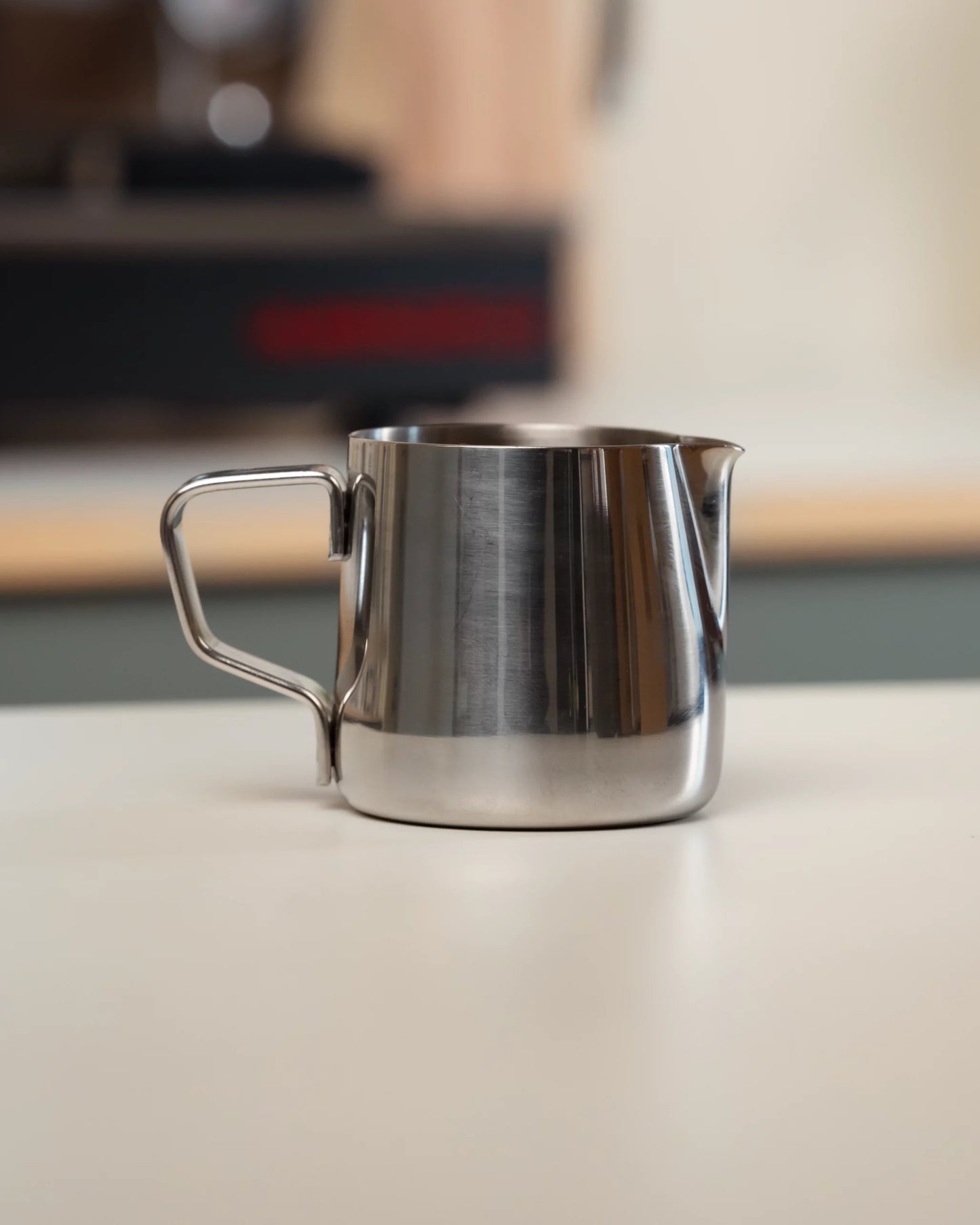 Edelstahl-Espressokanne in einer Kaffeeecke