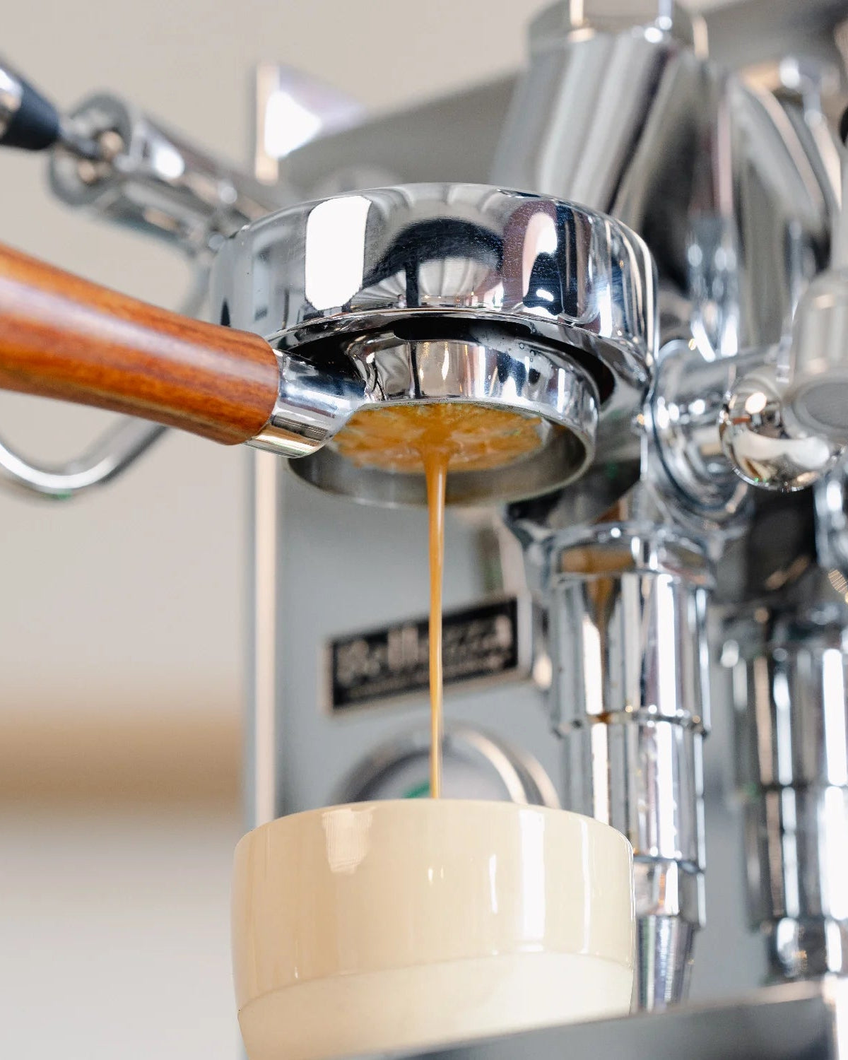 Bottomless portafilter in een espressomachine