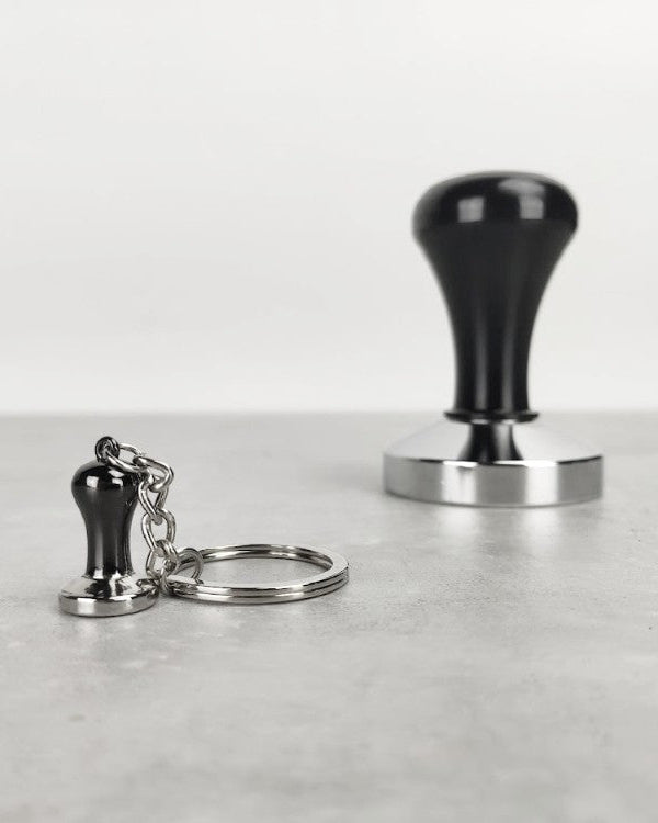 Barista-Kaffee-Schlüsselanhänger in Form eines Tamper
