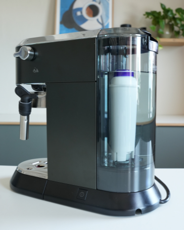 Delonghi-Wasserfilter im Wasserbehälter einer Delonghi Dedica