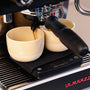 Barista-Kaffeewaage mit Timer von Barista-Essentials auf La Marzocco mit Cappuccino-Tassen