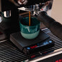 Mini-Kaffeewaage auf La Marzocco mit Espressotasse unter Naked Portafilter Barista Essentials