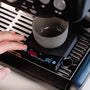 Mini-Kaffeewaage von Barista-Essentials auf Sage Barista Express mit Cappuccino-Tassen
