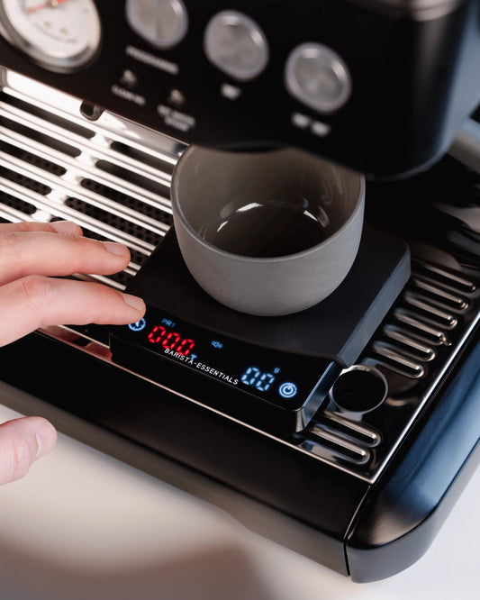 Mini-Kaffeewaage von Barista-Essentials auf Sage Barista Express mit Cappuccino-Tassen