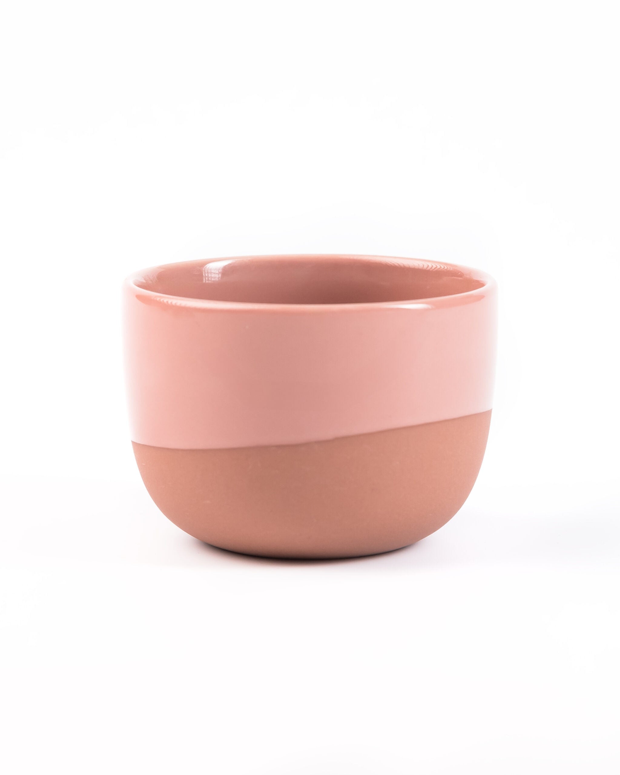 Terrakotta-rosa Cappuccino-Tasse von Barista-Essentials aus Porzellan, auf weißem Hintergrund