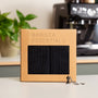 Geschenkset von Barista Essentials für Heim-Baristas mit schwarzen Barista-Tüchern und einem Schlüsselanhänger in Form eines Tamper