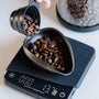 Kaffeedosierfach zum Abwiegen Ihrer Kaffeebohnen, mit Kaffeewaage und Vakuum-Vorratsbehälter