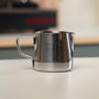 Edelstahl-Espressokanne in einer Kaffeeecke