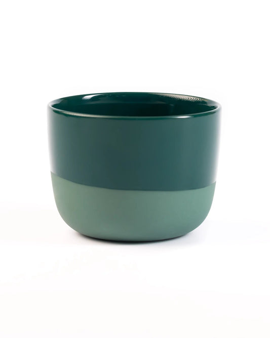 Latte-Tasse von Barista-Essentials in blaugrüner Farbe, aus Porzellan, auf weißem Hintergrund