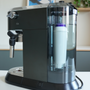 Delonghi-Wasserfilter im Wasserbehälter einer Delonghi Dedica